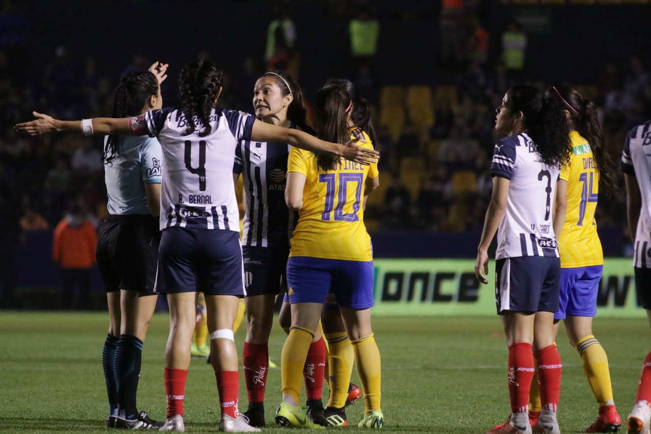 Y en lo que parecía inevitable, dada la rivalidad, los ánimos se caldearon y comenzaron los intercambios verbales poco corteses.