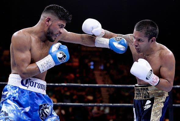 Santos Reyes tiraba más golpes que su oponente, pero era poco efectivo, mientras que el tres veces campeón del mundo fue más contundente, siempre atento a los volados que soltaba su rival.