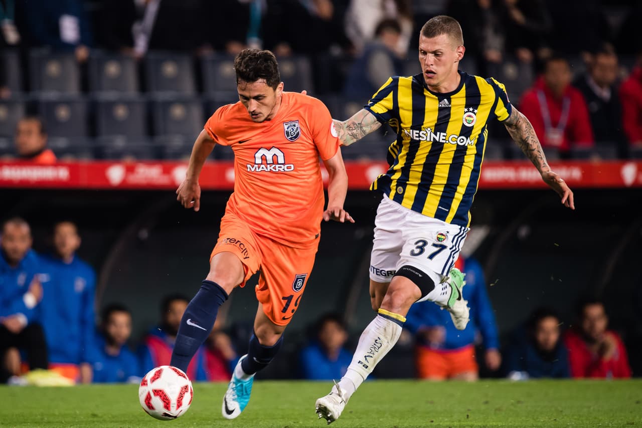 Otro club grande de Estambul es el Fenerbahce, que ya contaba entre sus filas con el zaguero eslovaco Martin Skrtel. En su momento fue un baluarte del Liverpool de la Premier League.