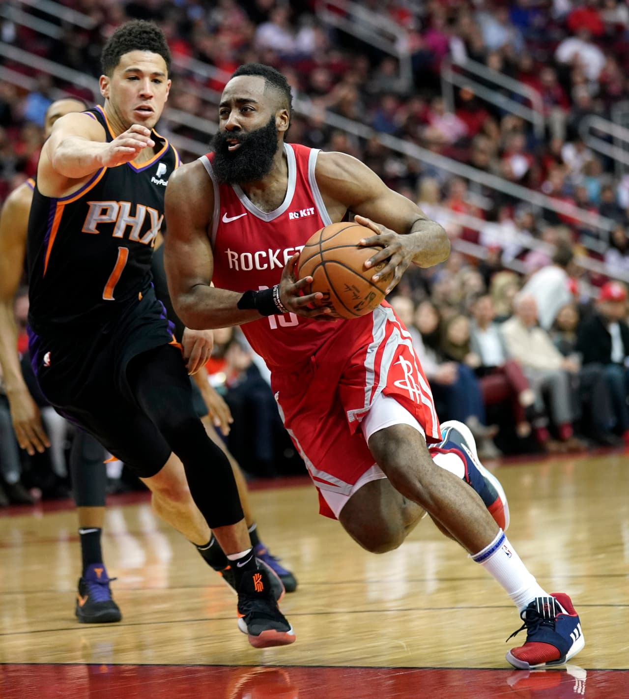 Precisamente, James Harden consiguió 41 puntos, nueve rebotes, 11 asistencias, seis robos y tres tapones en otra espectacular noche, buscando el premio MVP de la Temporada Regular.