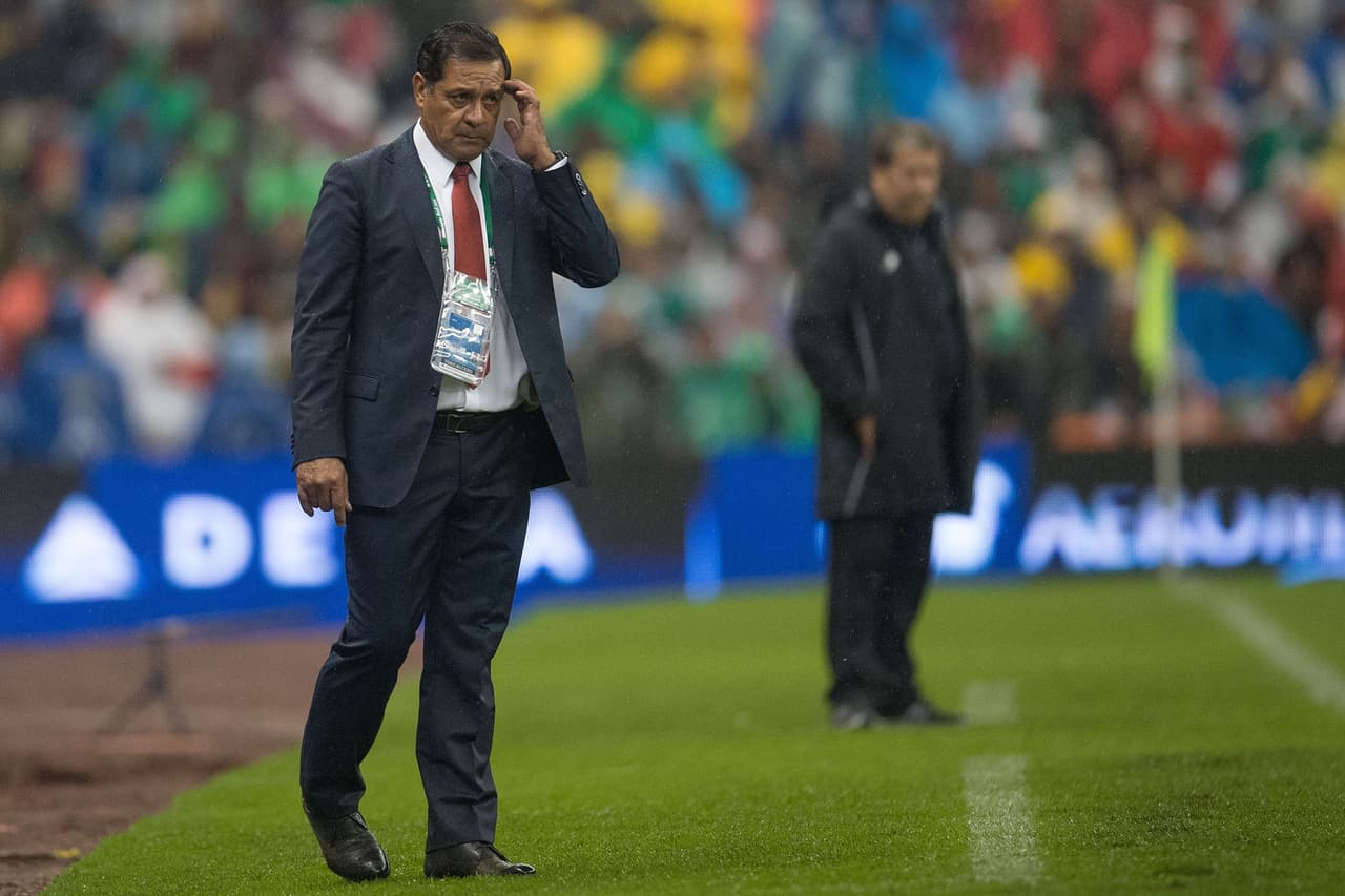 Pompilio Páez siguió dando órdenes desde el área técnica ante la suspensión de Juan Carlos Osorio.