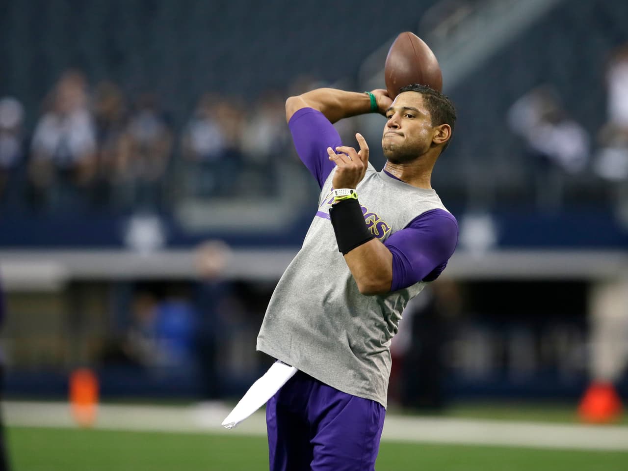 Josh Freeman entrará al campo de entrenamiento de los Dolphins con humildad