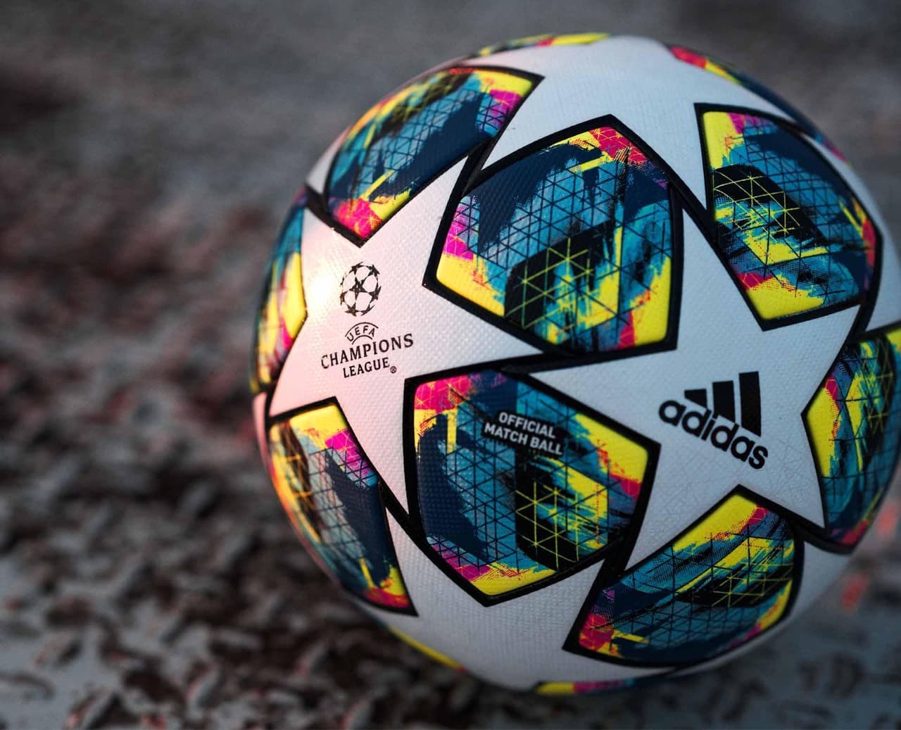 La nueva pelota con la que se jugará la UEFA Champions League será muy colorida, dejando atrás los parches azules de la anterior edición –a excepción de la final, que fueron rojos–. El camino a Estambul 2020 tendrá un balón de primera calidad.
