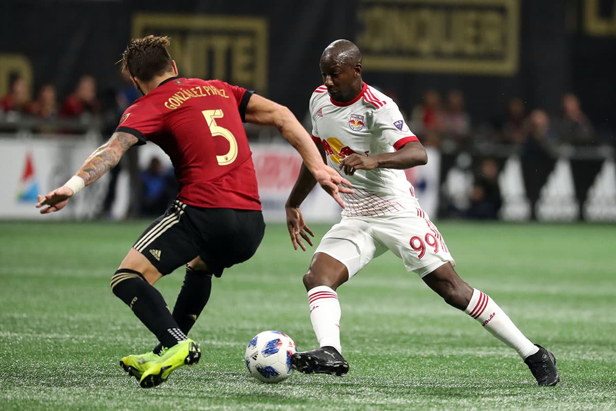 El inglés Bradley Wright-Phillips (derecha) fue el mejor jugador de los Red Bulls que en el segundo tiempo vieron caer su portería dos veces más.