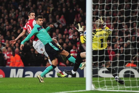 Y en un contragolpe, Van Persie aprovechó una mala salida del arquero Valdés.