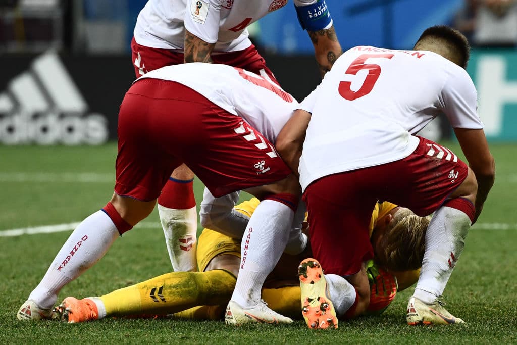 Sus compañeros de inmediato fueron a celebrar con él la proeza de detenerle el tiro a uno de los cobradores de penaltis más sólidos del mundo. Dinamarca seguía vivo.