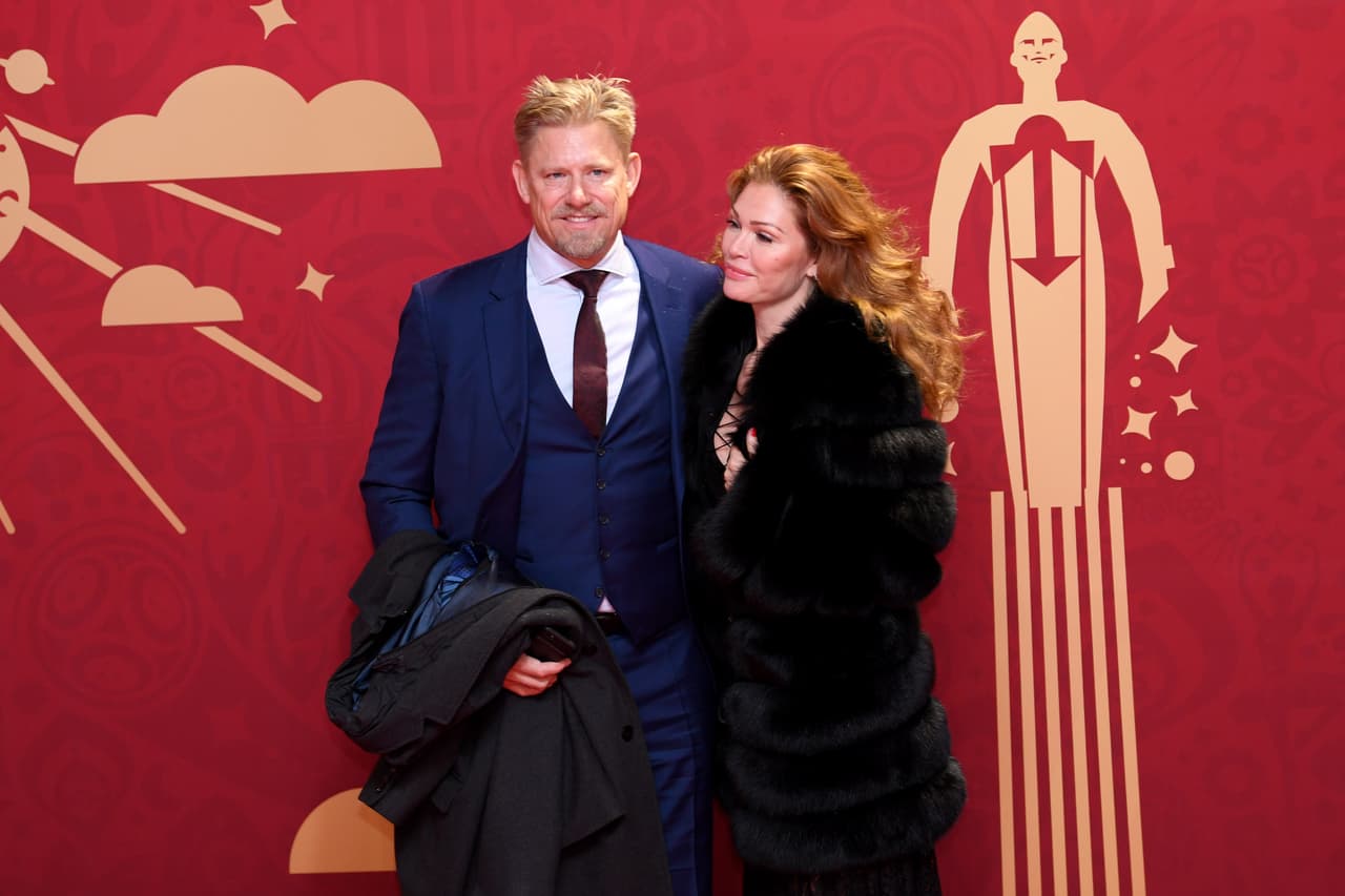 El histórico portero danés éPeter Schmeichel y su esposa Laura von Lindholm. Su hijo, Kasper, clasificó al Mundial.