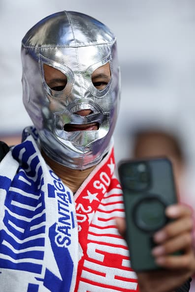 Un aficionado con la máscara de El Santo en el Real Madrid vs. Bayern Múnich, Semifinal de vuelta de la UEFA Champions League.
