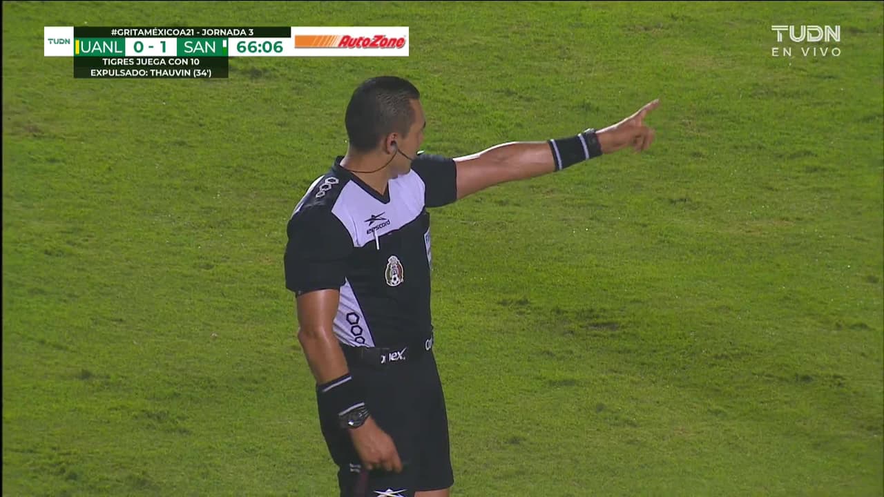 ¡CERCA! Ronaldo Prieto disparó que se estrella en el poste.