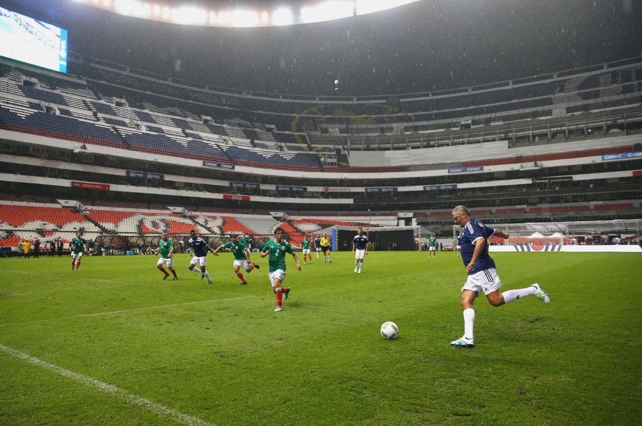 El equipo Leyendas del Fútbol Mexicano venció 9-8 al conjunto de Estrellas de la FIFA, en partido amistoso.