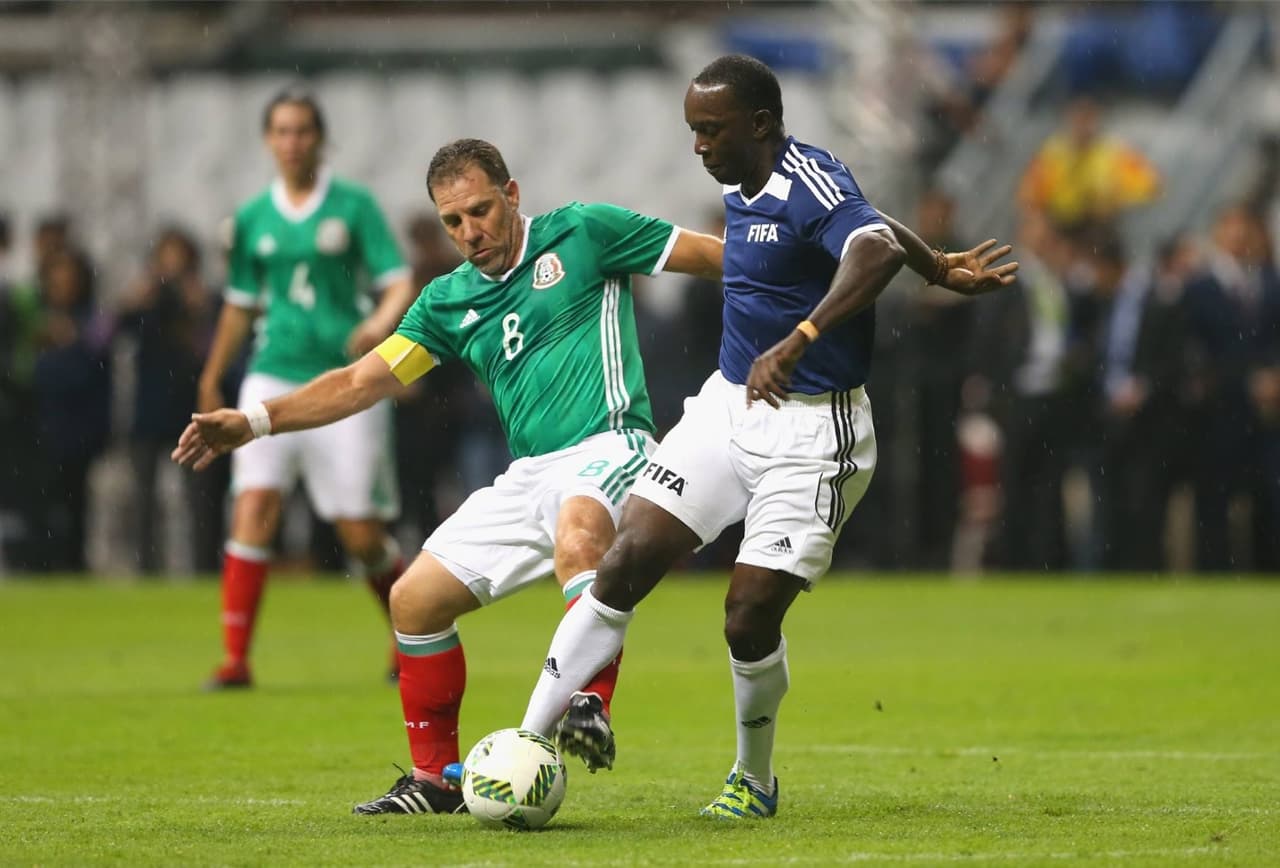 Del lado del conjunto local, jugaron Oswaldo Sánchez, Alberto García Aspe (capitán), Luis Roberto Alves "Zague", Manuel Negrete, Jorge Campos, Francisco Fonseca y Luis Hernández, así como Mónica González e Iris Mora, y fueron dirigidos por el técnico de la selección mexicana, el colombiano Juan Carlos Osorio.