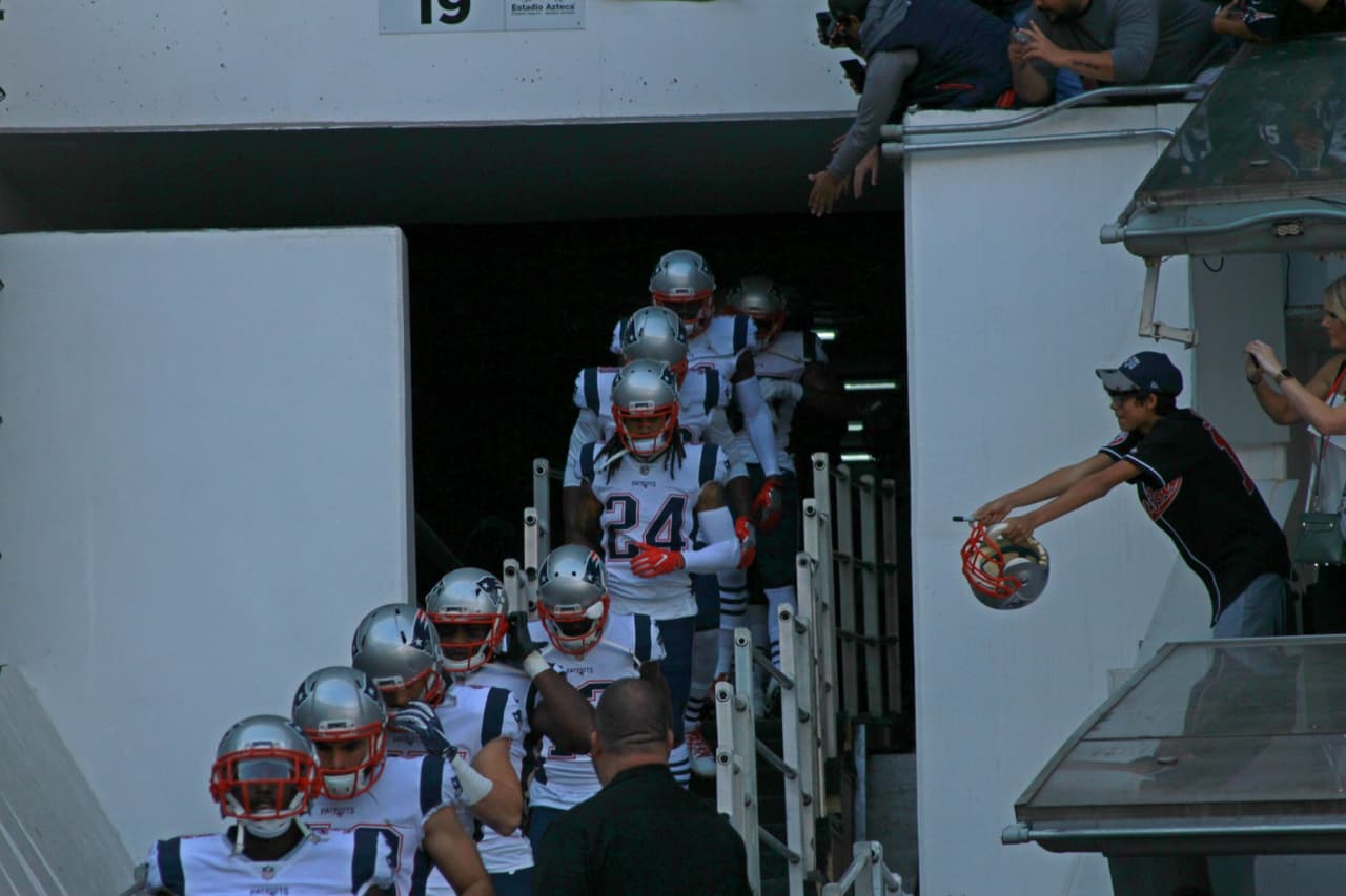 Los jugadores de los Patriots salieron al campo con una sonora rechifla de los fans de los Raiders, seguida de una enorme ovación de sus correligionarios.