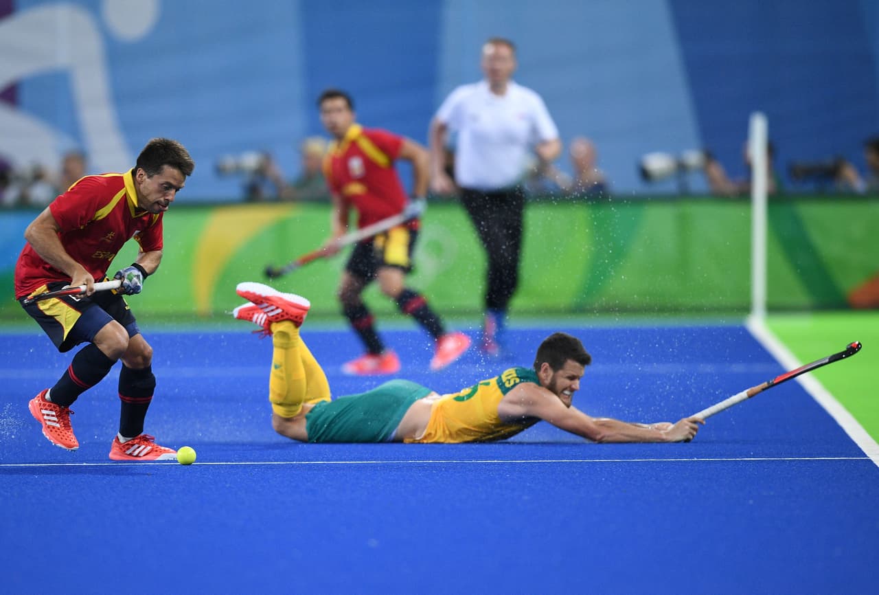 El atleta australiano Matt Gohdes de cabeza contra el suelo durante el partido de hockey ante España.