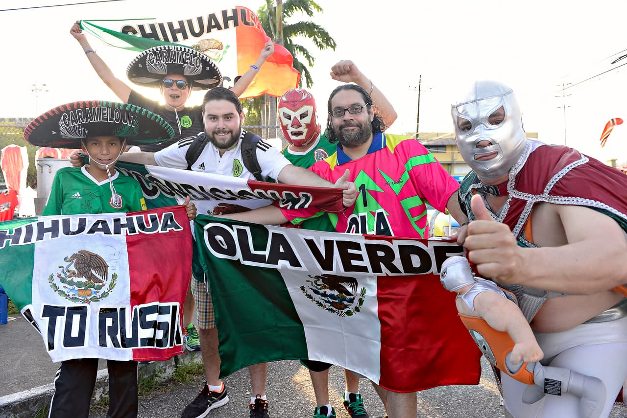 Amigos de Chihuahua hicieron el viaje hasta Puerto España para disfrutar del partido.