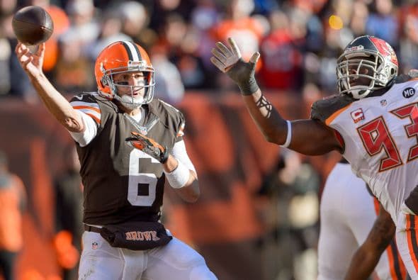 Brian Hoyer lanzó un pase de TD de 34 yardas a Taylor Gabriel con 8:59 en el reloj, que ayudó a los  Browns a completar un tramo favorable de su calendario con un triunfo de 22-17 sobre los Buccaneers.