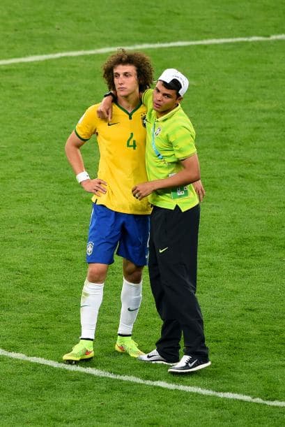 Thiago Silva consoló a su inseparable amigo David Luiz, demostrados que siempre estarán unidos en el triunfo y hermanos en la derrota.Todo sobre el Mundial de Brasil 2014.