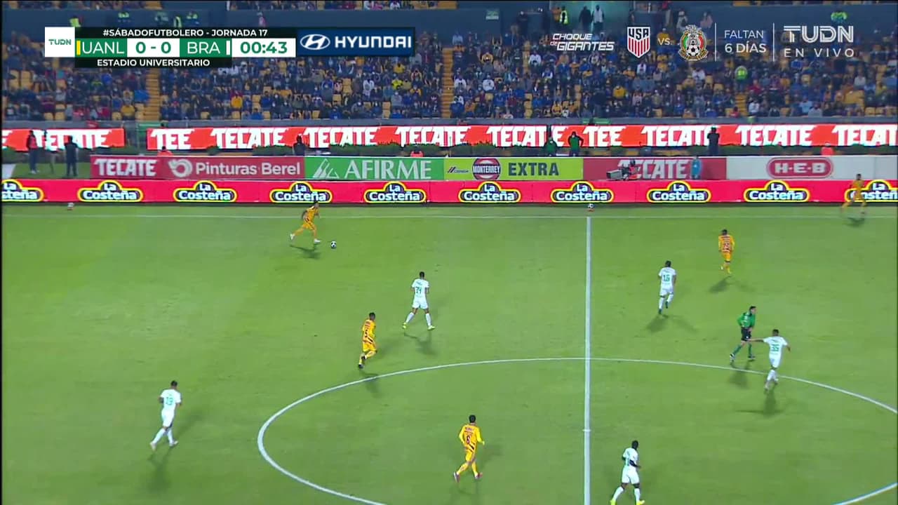 Arranca el partido y la pelota está en juego.