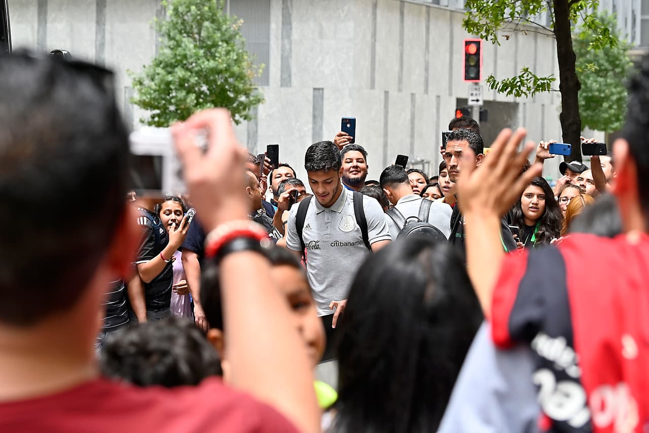 Los fanáticos recibieron a la Selección Mexicana en Phoenix Arizona, donde este martes se enfrentarán con Haití en la Semifinal de la Copa Oro.