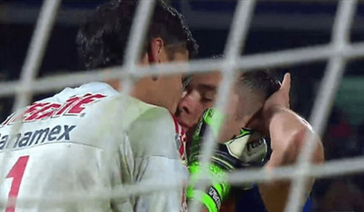 <b>El casi beso de Nahuel Guzmán e Israel Jiménez</b>
<br>El arquero confesó haberlo hecho porque era lo menos que se merecía, pues ‘el piloto’ anotó el gol que le dio el título a Tigres.
