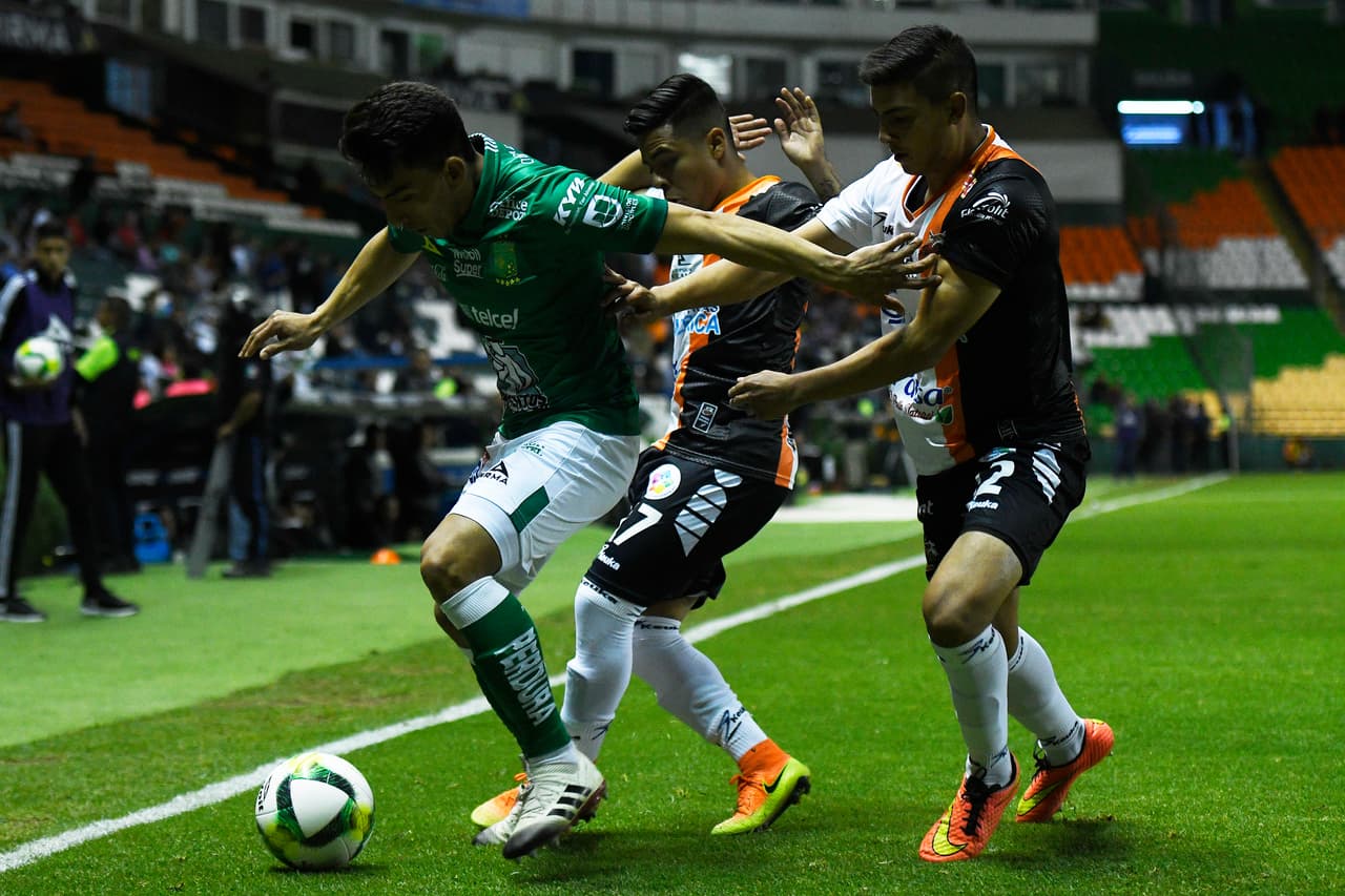 Los Alebrijes comenzaron el partido con buen atrevimiento y solidez defensiva. Aquí en zona de resguardo haciendo un dos a uno al portador del balón de los verdes.