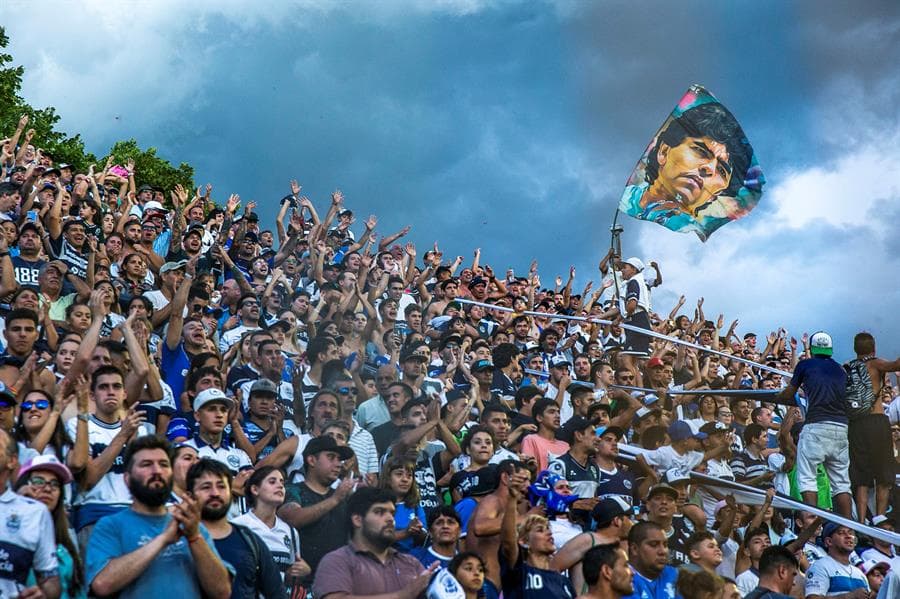La afición del 'Lobo' está volcada con Maradona y celebran a tope su primer triunfo en casa en esta campaña.