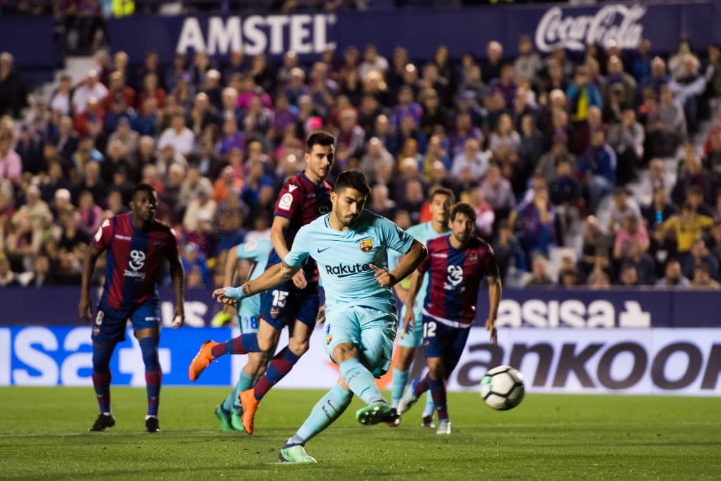 El diario
<i>Mundo Deportivo</i> informa que el delantero de Barcelona y de la selección de Uruguay Luis Suárez es la nueva adquisición de patrocinio por parte de Puma. ¿Quiénes más están en ese equipo?