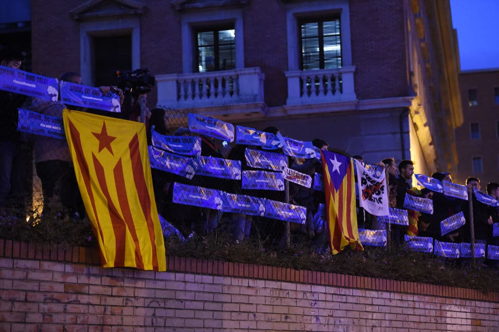 De forma pacífica, los catalanes se manifestaron con pancartas, balones y cantos al ritmo de 'Spain, sit and talk'.