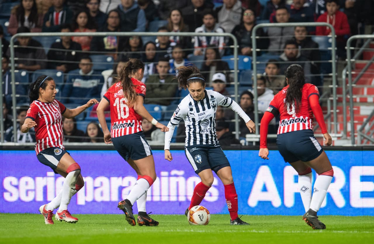 Las jugadoras del Guadalajara se multiplicaban en algunas zonas del campo tratando de asfixiar a las buenas y talentosas portadoras del balón de Rayadas, pues el gol les dio vida y ánimos.