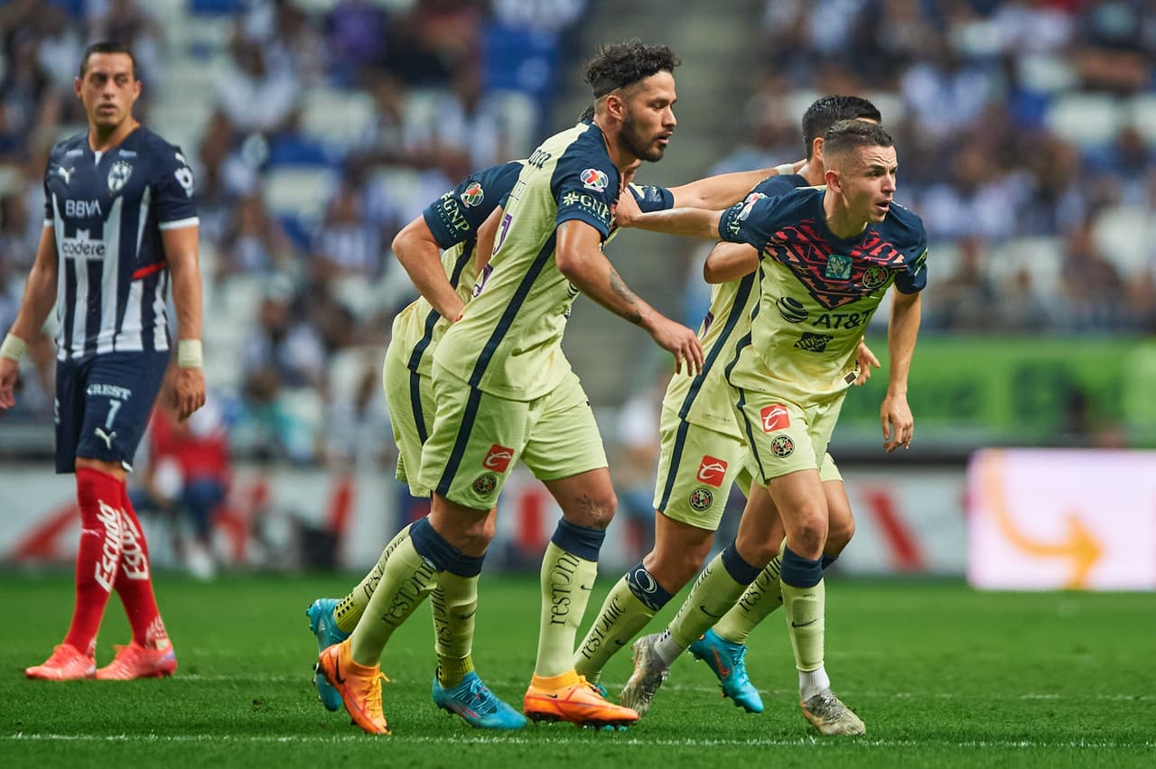 América inició ganando al 34' con un cabezazo de Álvaro Fidalgo que dio mucho de qué hablar, ya que el gol se generó en una jugada apretada de fuera de juego que se revisó en el VAR durante varios minutos.