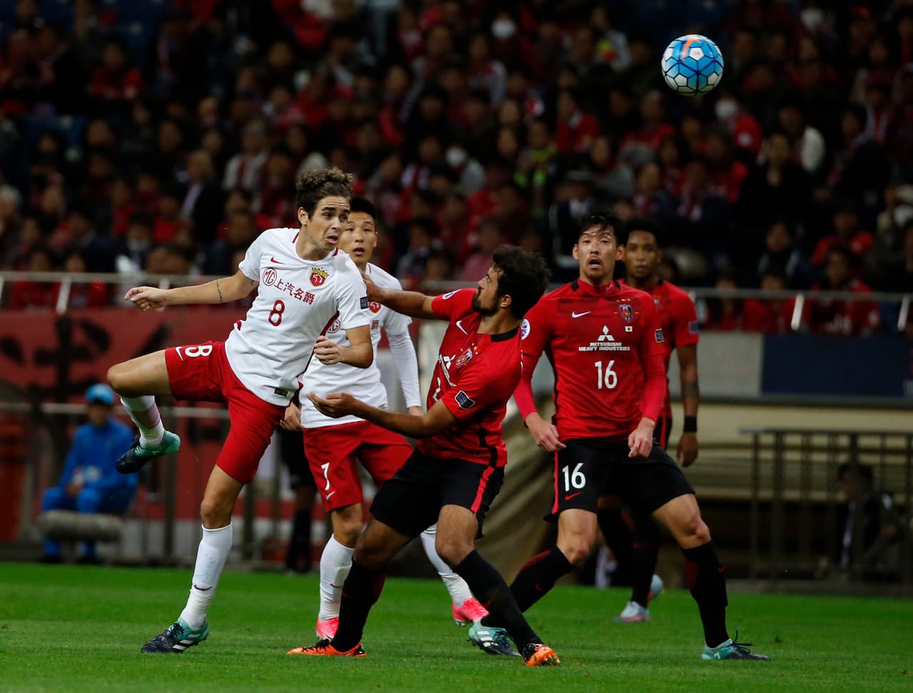 Óscar (Shanghai SIPG): la calidad del mediocampista brasileño está probada en su paso por el Chelsea, sin embargo su estadía en China lo está perjudicando. Actualmente cuesta 22 millones de euros, 37% menos que hace un año.