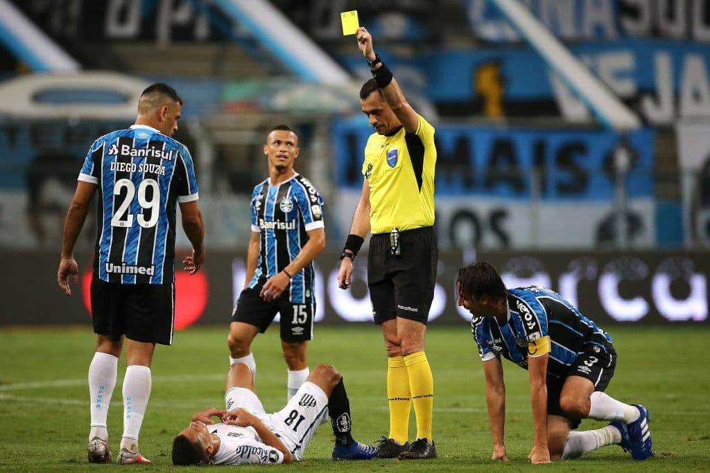 Con gol de penal al minuto 90+12, Gremio consigue un valioso empate en casa frente a Santos en la ida de los cuartos de final.