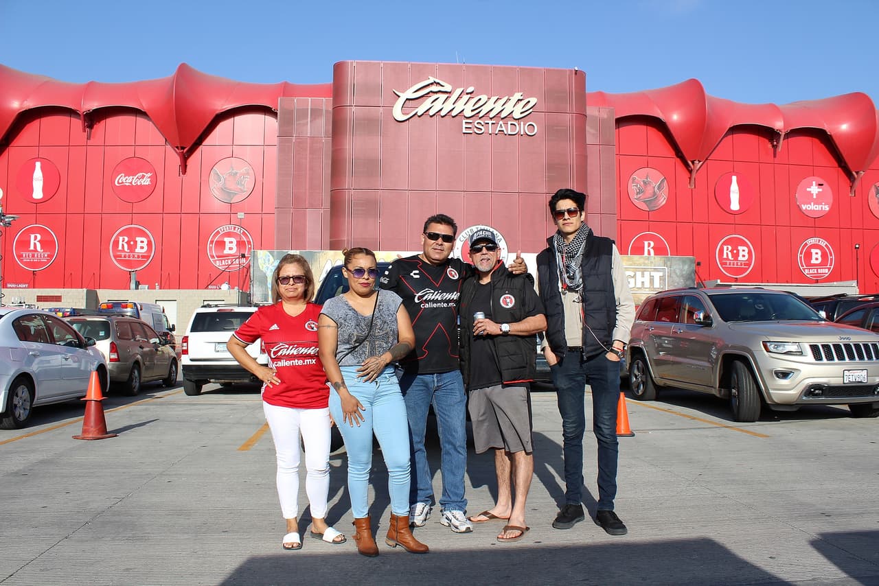Entre amigos y familiares se vivió la previa de la semifinal entre Xolos y Toluca en el estadio Caliente, en donde la mayoría de aficionados que llegaron eran del equipo de la frontera.