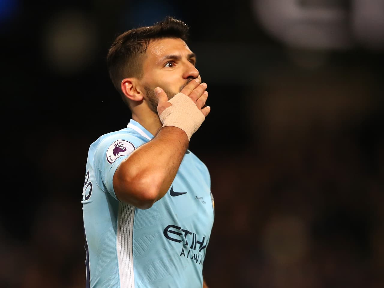 'Kun' Agüero se despachó un póker y el City sigue en plan grande