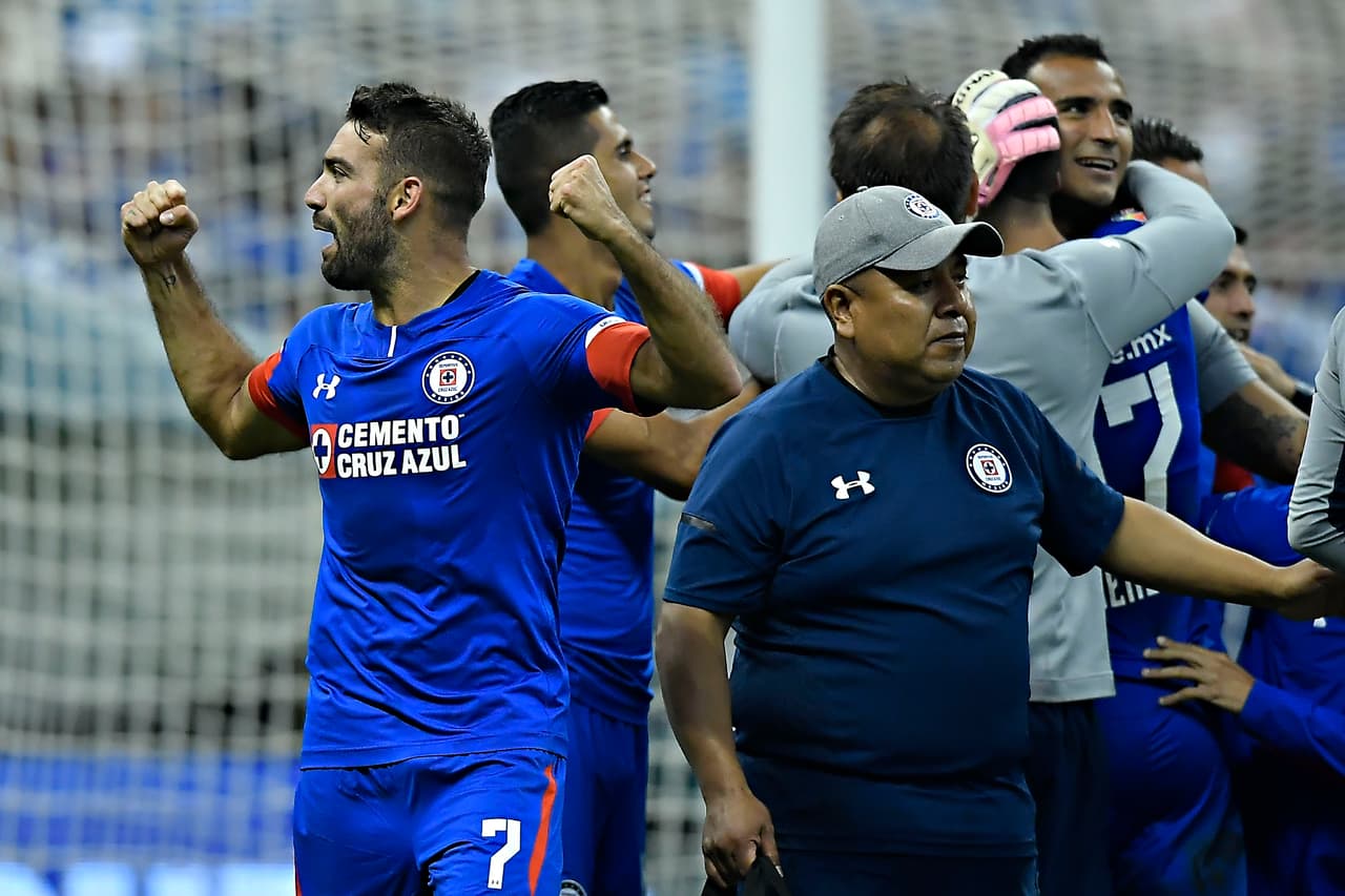 Cruz Azul tuvo que sortear un partido muy complicado pese a tener un jugador extra casi todo el encuentro, y no fue sino hasta el último penalti que lograron el triunfo.