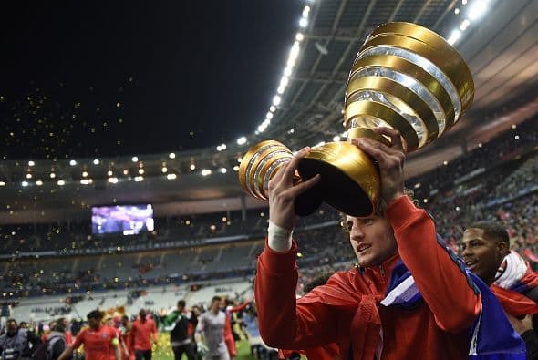 El trofeo corrió de mano en mano por todos los jugadores.