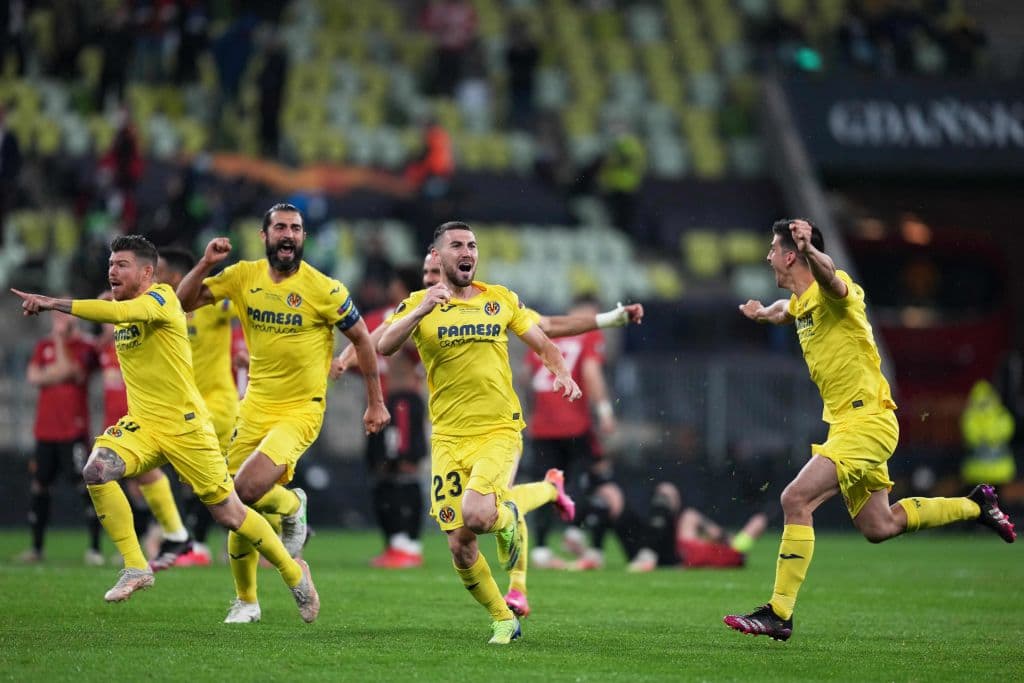 Tras 98 años, Villarreal porfin logra levantar el título de la UEFA Europa League tras vencer 11-10 en la tanda de penaltis al Manchester United.