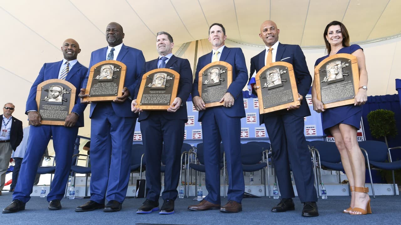La viuda de Roy Halladay, Brandy (der.), recibió la placa a nombre del expelotero.