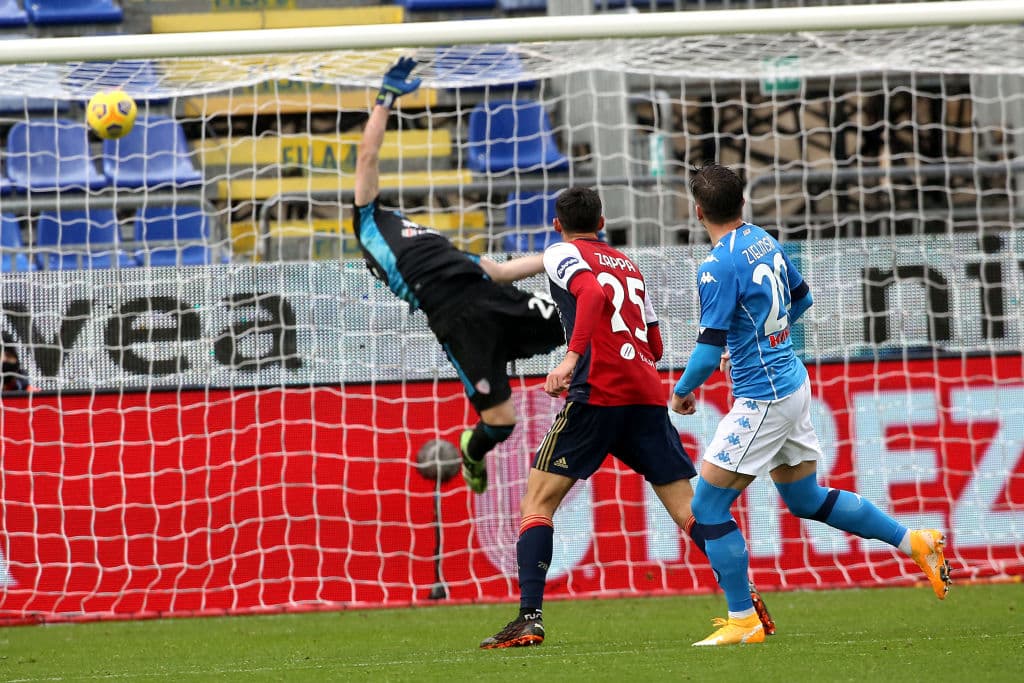 Napoli golea al Cagliari 4-1 en la Jornada 15 de la Serie A. El mexicano Hirving Lozano se hizo presente durante el encuentro y, además, sumó un tanto para su equipo junto con Lorenzo Insigne y un doblete de Piotr Zielinski. El gol solitario para los de Cerdeña fue por parte de Joao Geraldino.