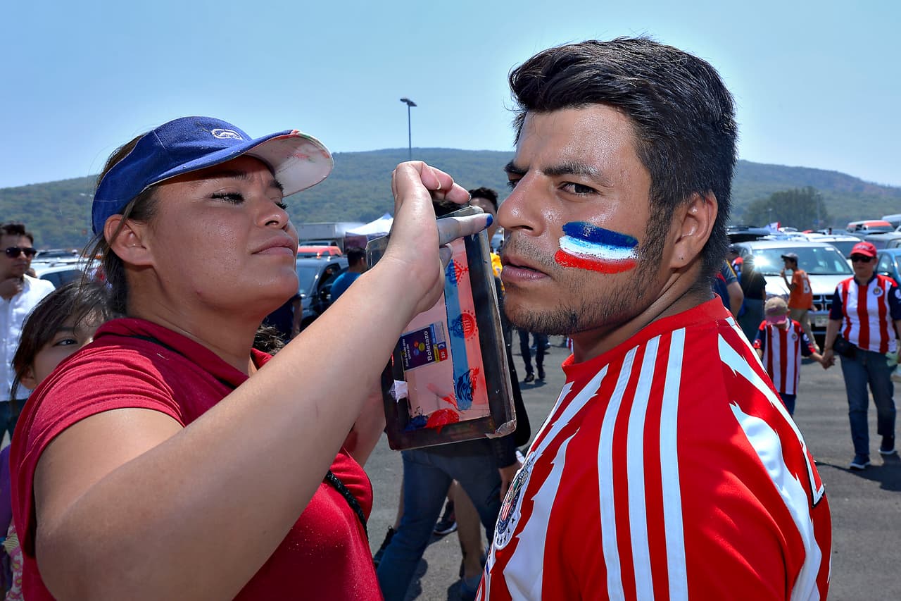 Aficionados de Chivas y Tigres disfrutaron de un gran espectáculo. Música, carne asada, sombreros, maquillajes, máscaras y banderas fueron la constante en el Estadio Chivas.