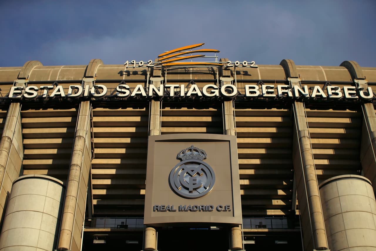 El nombre de Santiago Bernabéu fue tomado por el presidente que estuvo en el momento de su construcción en ese momento, pero en el comienzo se le conoció como Nuevo Estadio Chamartín.