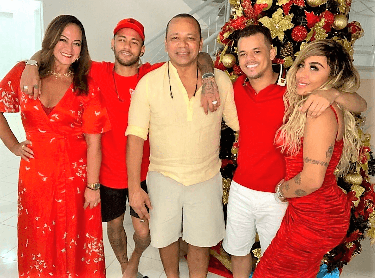 El astro de la Selección de Brasil y del Paris Saint-Germain, Neymar Jr. acompañado de sus seres queridos en pleno festejo navideño.