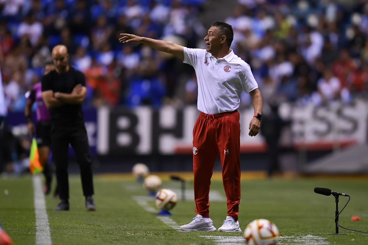 Ambriz daba indicaciones desde la banca.