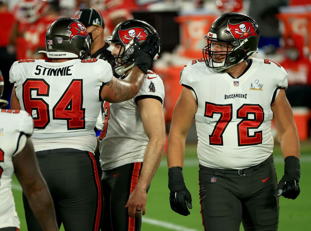 La defensa de los Tampa Bay deja a Patrick Mahomes sin pase de anotación y con dos intercepciones en la arrolladora victoria de los Buccaneers 9-31 sobre los Kansas City Chiefs. Tom Brady demuestra porque es el mejor y con tres pases de anotación y sin intercepciones consigue su séptimo anillo de Super Bowl.