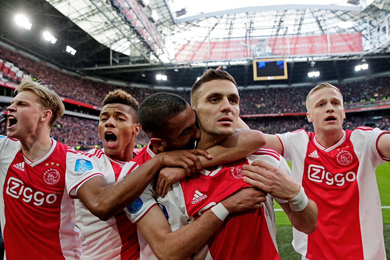 Luego de un penalti cuya sanción necesitó ayuda del VAR, Dusan Tadic marcó el 2-1 a favor de Ajax al minuto 27 del segundo tiempo. La fiesta era para los de casa.