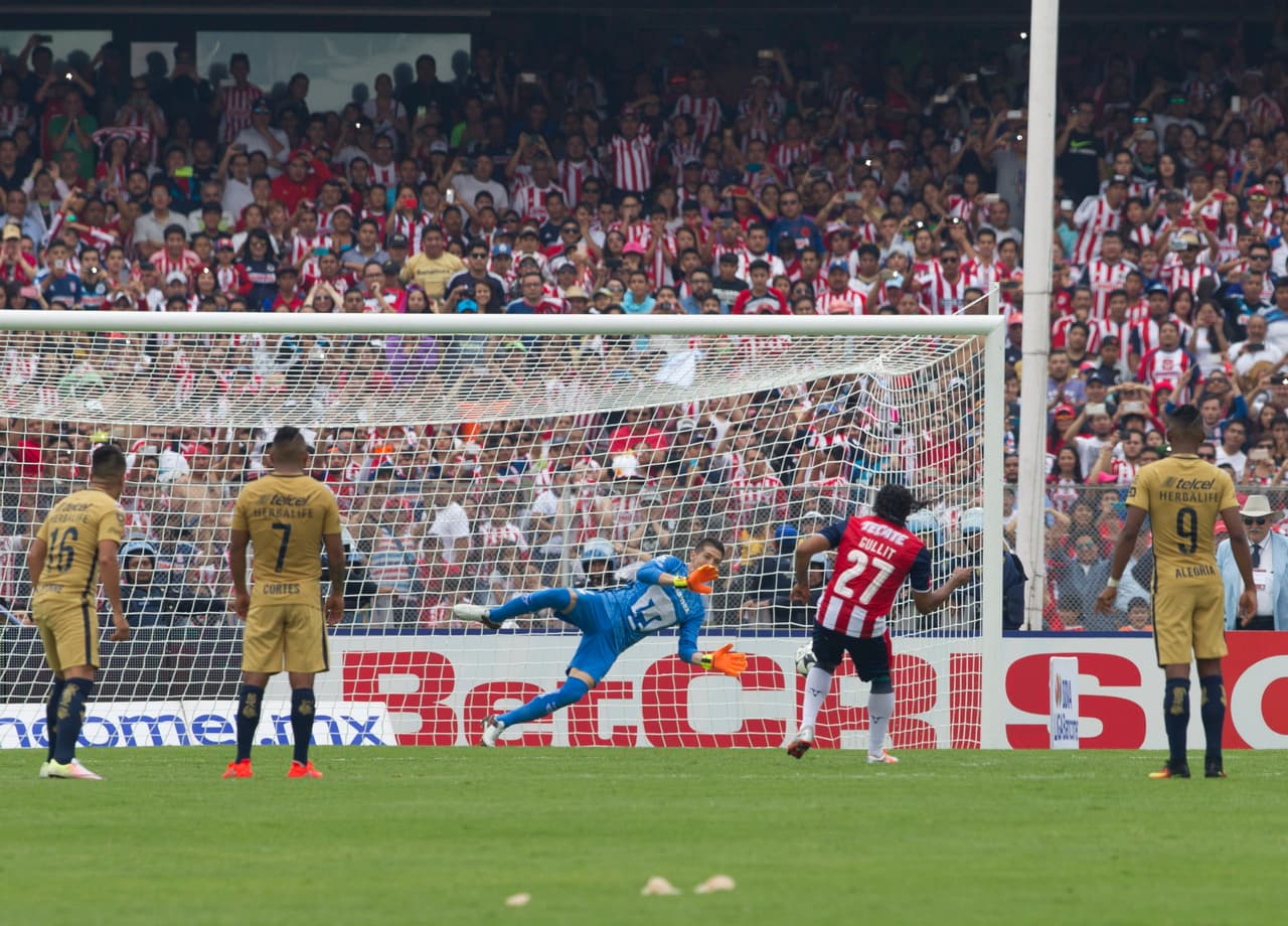 MALDITOS PENALES PARA CHIVAS: Siguiendo con el tema de los penales, desde el 2012 le han pitado a Chivas 22 penales a favor, pero han marcado menos de la mitad desde esa vía. Con este último penal que falló Marco Bueno ante Santos el Rebaño llegó a 12 penaltis fallados por 10 anotados, algo preocupante para la institución.