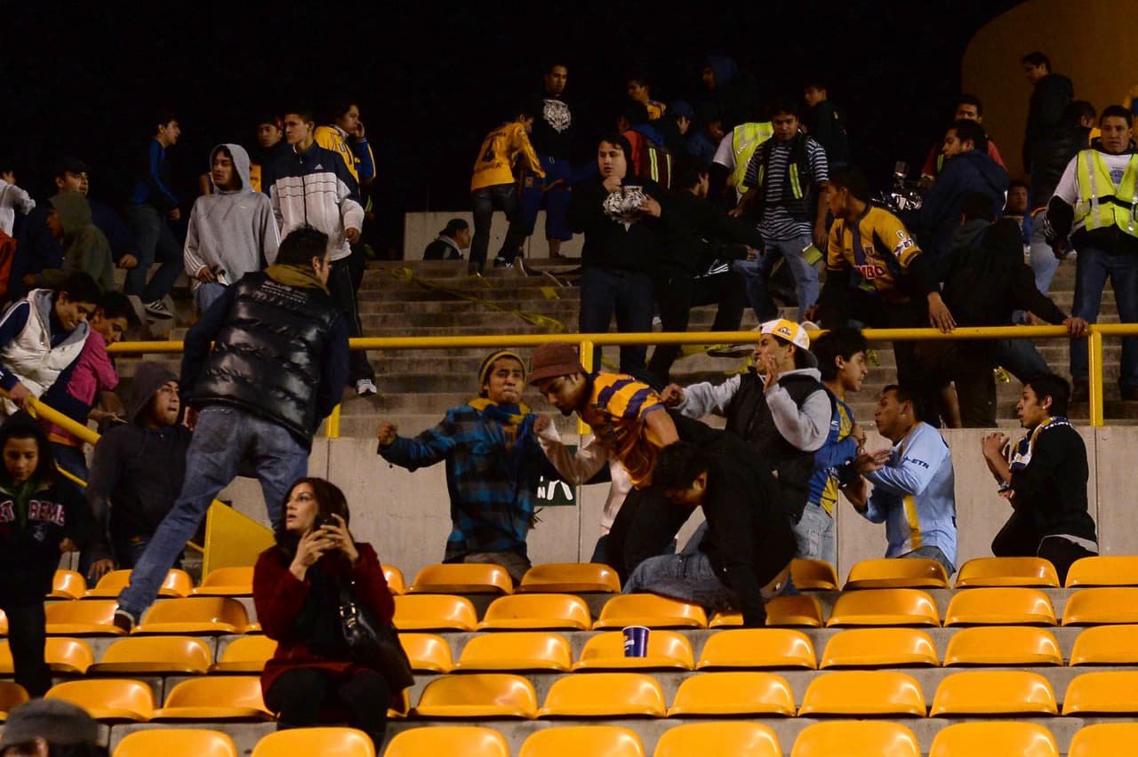 Las barras bravas de Tigres fueron de visita al estadio del Atlético San Luis en un partido de Copa MX en 2014 y vivieron su propio y violento duelo en las tribunas.