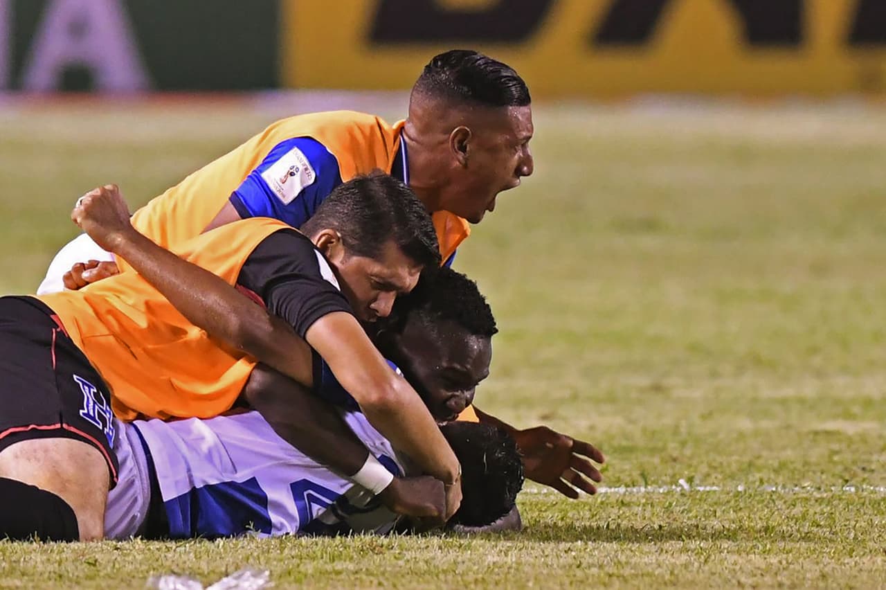 Honduras players celebrate after scoring against Mexico during their 2018 World Cup qualifier football match, in San Pedro Sula, Honduras, on October 10, 2017. / AFP PHOTO / ORLANDO SIERRA (Photo credit should read ORLANDO SIERRA/AFP/Getty Images)