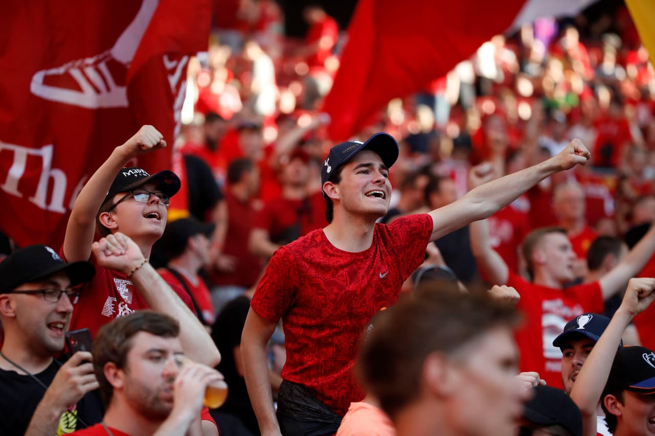 Ilusionados, con el firme deseo de que no se repita la derrota en la Final de hace un año ante el Real Madrid, los aficionados del Liverpool se fueron tomando el Metropolitano desde tempranas horas con sus banderas, playeras y bufandas alusivas al sentimiento de Anfield.