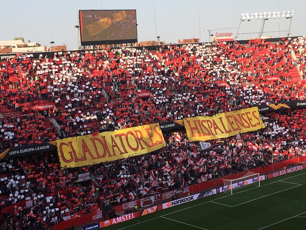 Desde tempranas horas el Ramón Sánchez Pizjuán se fue llenando de color para vivir una jornada especial de la UEFA Europa League entre el Sevilla F.C. y la S.S. Lazio, quienes definirían uno de los clasificados a los octavos de final del torneo continental.