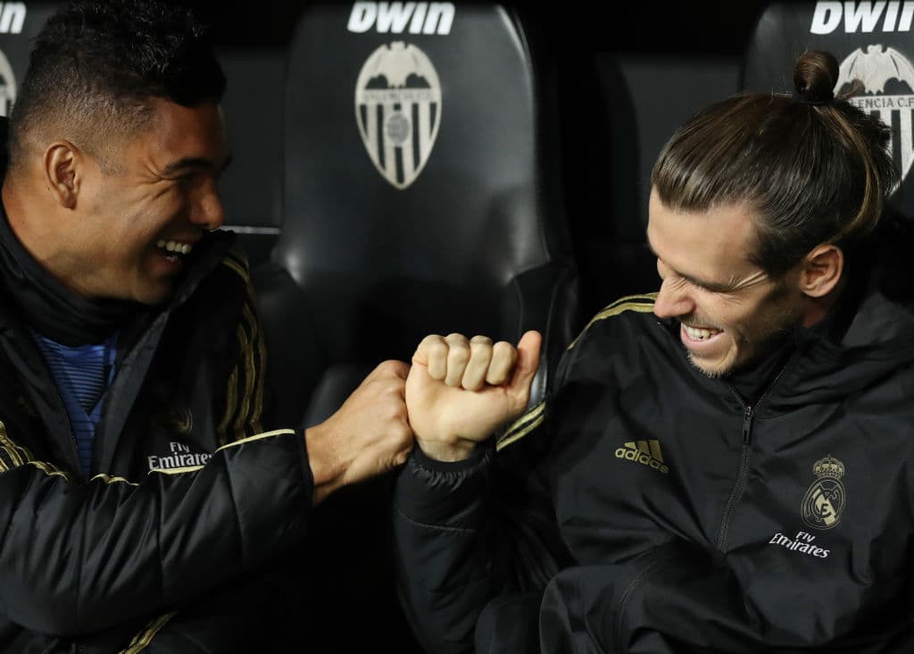 Casemiro y Gareth Bale bromean, en la banca del Real Madrid, previo al inicio del encuentro.